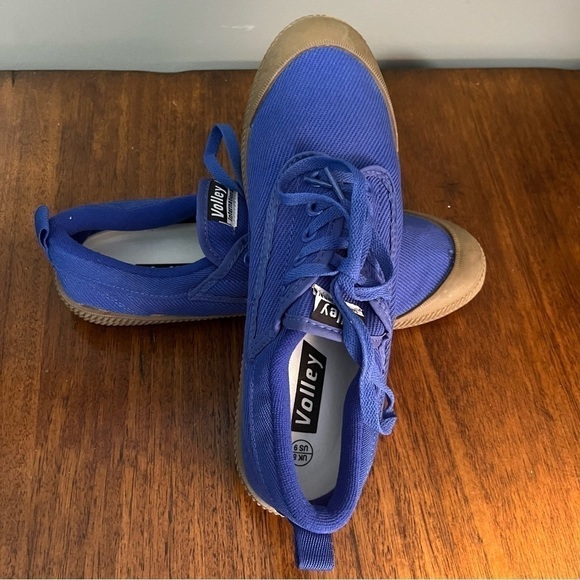Volley international sneakers. Blue, mens size 9. - Picture 10 of 13
